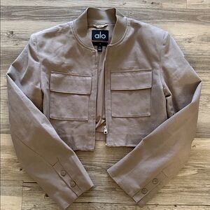 BRAND NEW! ALO Women's Utility Cropped Jacket. Stone/neutral color.